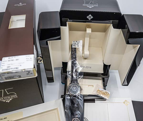Foto einer Patek Philippe Uhr mit Original Box und Zertifikaten aus einem Ankauf